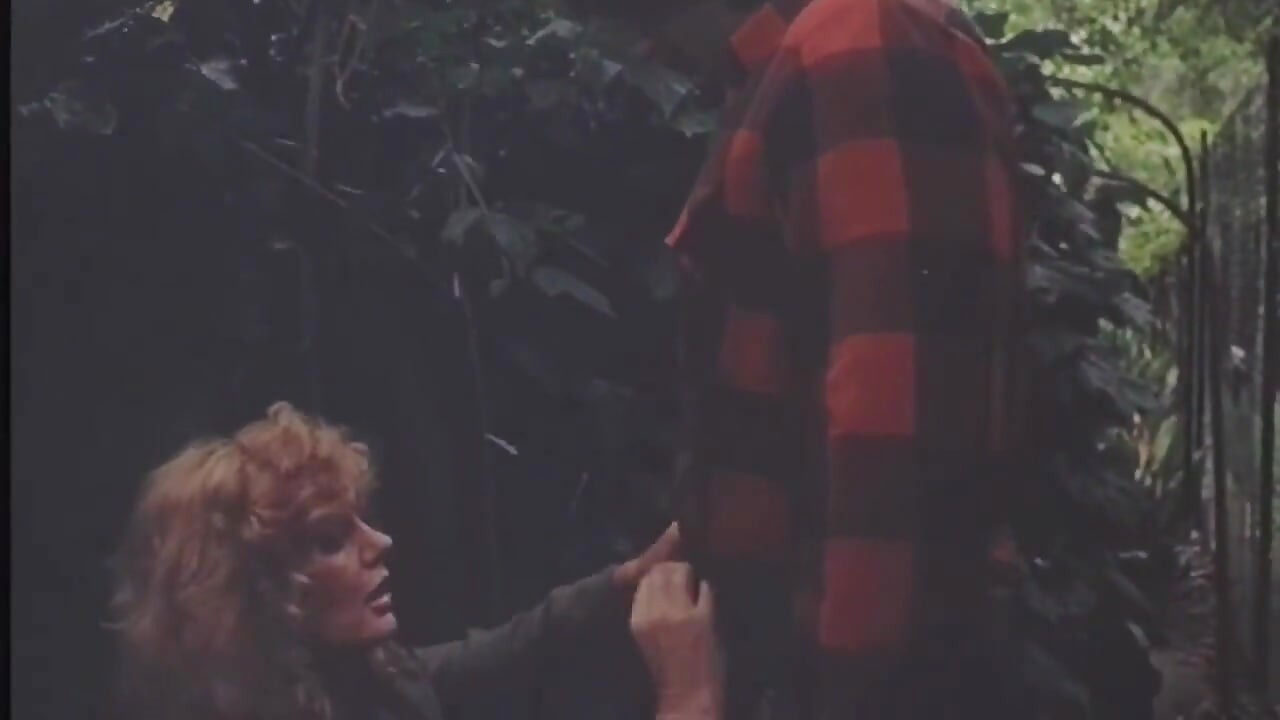 O marido a espiona enquanto ela é fodida pelo jardineiro.