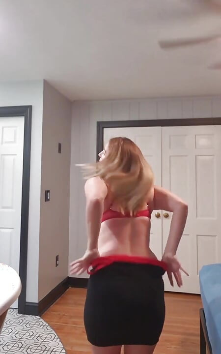 Esposa se desnuda con la música