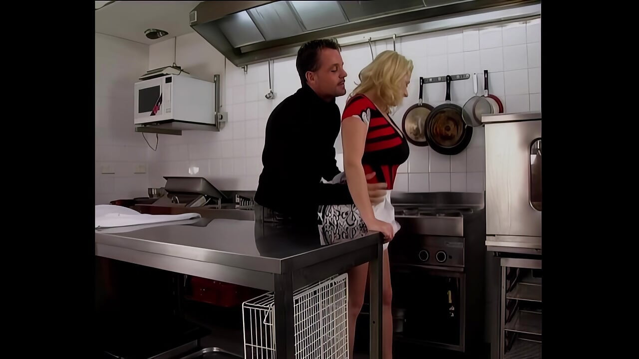 Kuhar jebe svog šefa u kuhinji