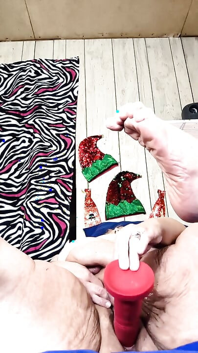 Az arcát csapkodta a csodálatos farkával, és ez a kurva puncija nedves n találatot kapott