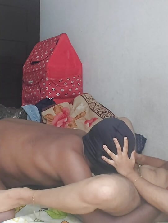 케랄라 출신 말루 남자가 여자친구의 보지를 핥고 먹는 장면