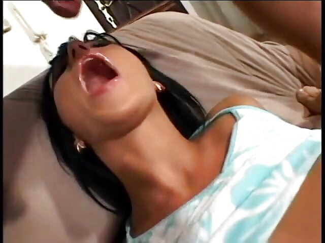 Morena sexy amordaza en enormes pollas después de una perforación anal profunda