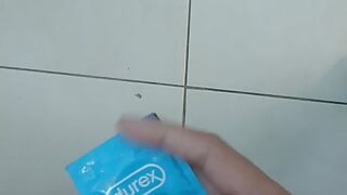 大鸡巴避孕套掌握感觉非常好的小男孩接近高潮