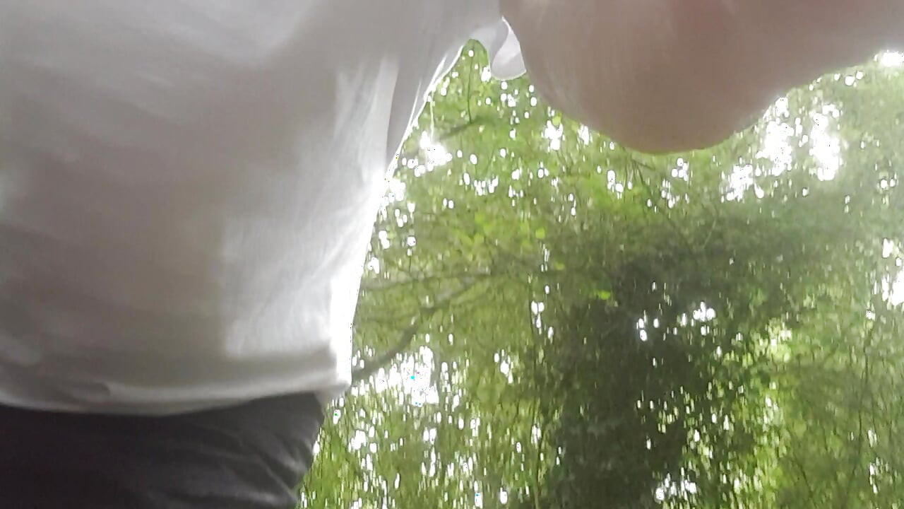 Purtând o fustă în pădure