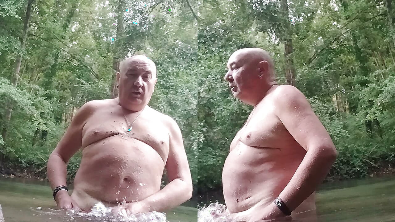 Pascal, das gute große Schwein aus Frankreich, nimmt seinen Fuß und trinkt seinen Piss, bevor er im Fluss unter einem köstlichen Sommerregen abspritzt