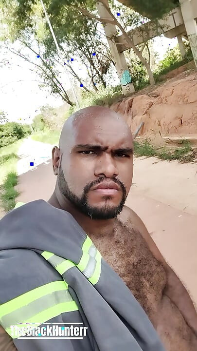 Po dolasku sa posla stao sam da piškim i na kraju sam skinuo svu odeću na ulici