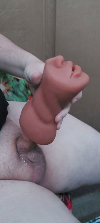 작은 자지를 가지고 놀다가 사정한다