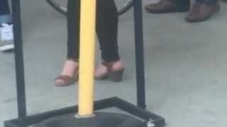 Blanke vrouw echt schattige voetenhakken