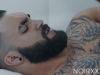 Tío tatuado Zaddy gime durante una perforación anal interracial