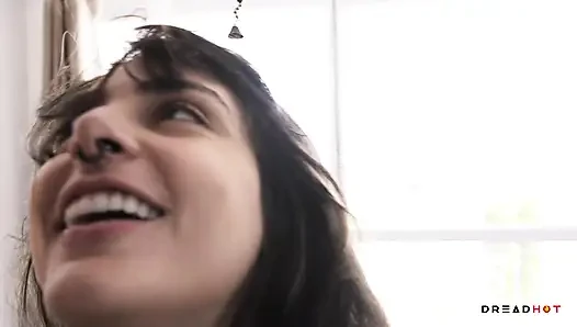 Dreadhot'un büyük götü anal dölleme için canavar yarağı alıyor