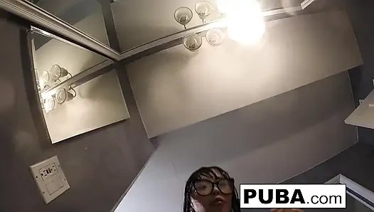 Seksi iç çamaşırlı Marica Hase aynada mastürbasyon yapıyor