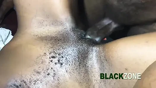 Gadis remaja afrika lagi asik ngentot di atas meja - closeup