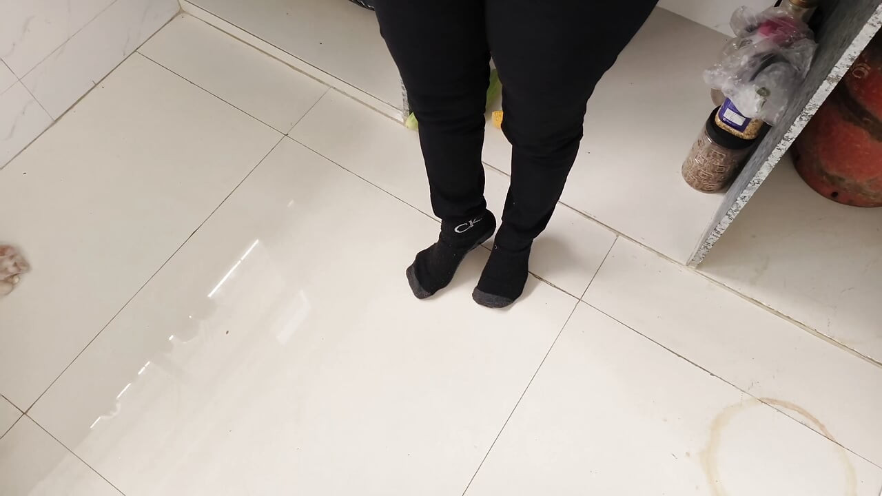 Une femme indienne réserve une salope pour son mari baiseur, une vidéo hardcore complète devient virale, MMS en audio hindi