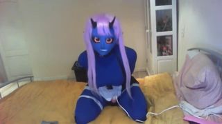 Blauwe kigurumi -duivel trilt