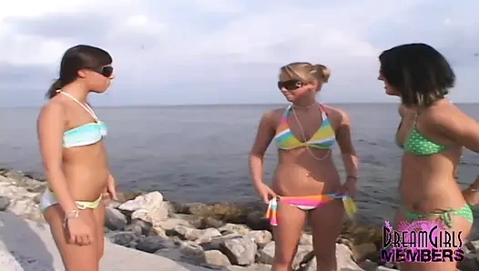 Üç ateşli kız halka açık plajda çıplak oynuyor