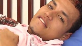 Junger Latino schlägt sein ungeschnittenes Fleisch