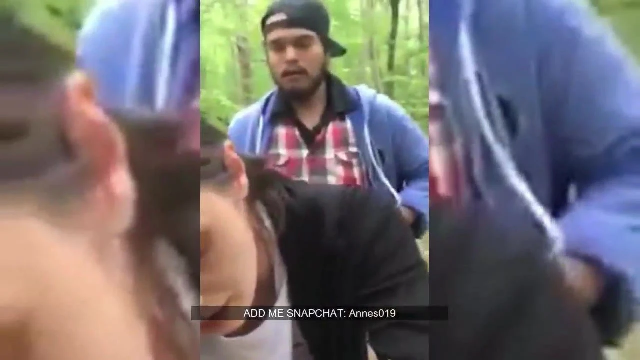 Un couple fait lamour sur le sentier de randonnée