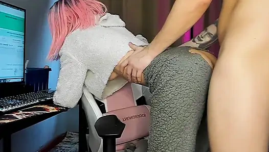 Cowok ini merobek celana piyamaku dan ngentot aku gaya doggy sambil nonton bokep