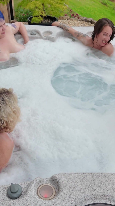 Chat De Chicas En El Jacuzzi