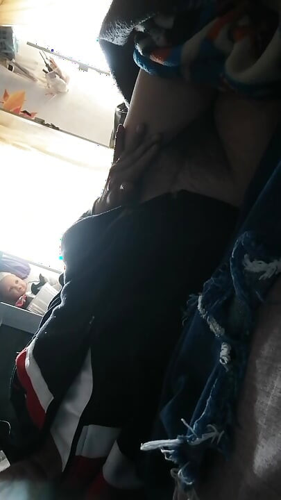 Du kjærtegner fitta mi