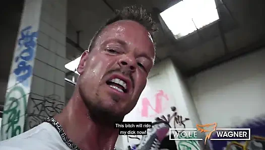 Yaramaz esmer orta yaşlı seksi kadın ile terk edilmiş yerde riskli ateşli seks