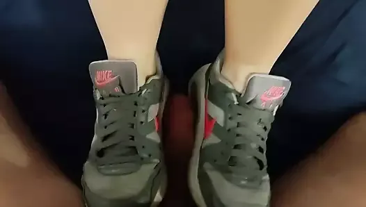 Éjaculation sur les baskets Nike de ma femme