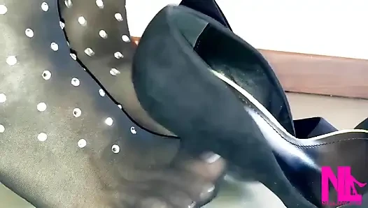 Siyah wolford külotlu çorap ve metal topuklu siyah pompalarla şehvetli sarkma ve baştan çıkarıcı