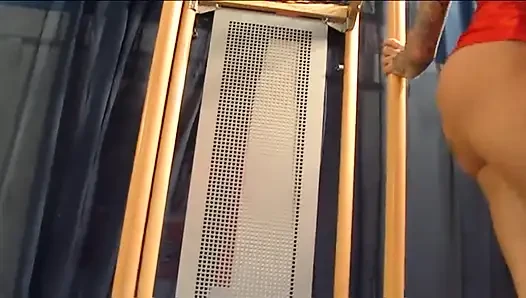 Dövmeli kızıl saçlı orta yaşlı seksi kadın vahşi yolculukta zonklayan yarakla genişliyor