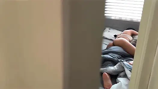 Aku ngeliat adik tiriku dengan celana dalam dan aku jadi sange banget sampai aku akhirnya ngentot memeknya habis-habisan