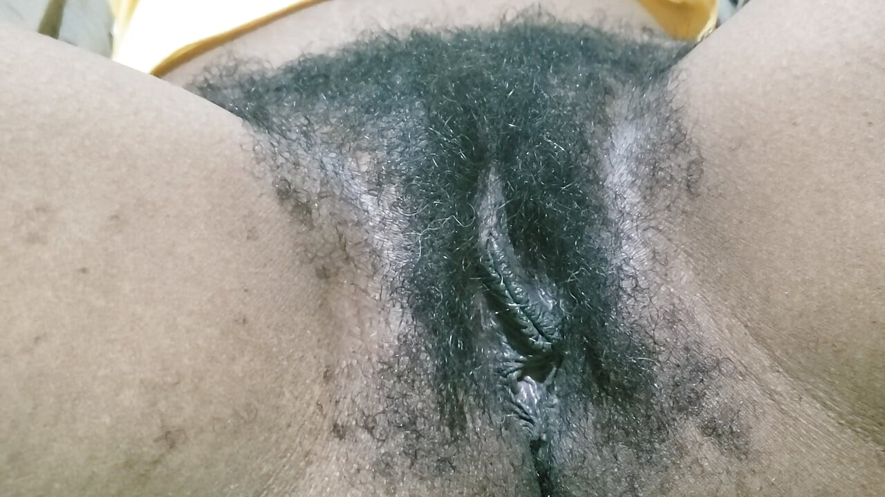 통통한 빨간 머리 창녀와 털이 무성한 보지 클로즈업으로 불같은 에너지로 격렬한 욕망을 받아들입니다.