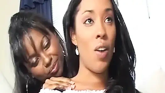 Schwarze lesben lecken muschi von riesigem dildo, muschi penetriert