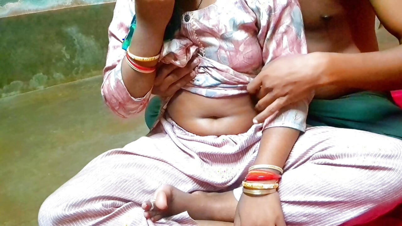 Bhabhi desa India desi menunjukkan payudara dengan kekasih