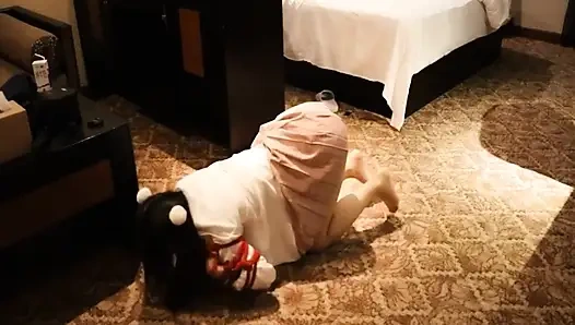 Gadis imut dengan seragam Jk lagi asik jalan-jalan di lapangan sambil bugil.