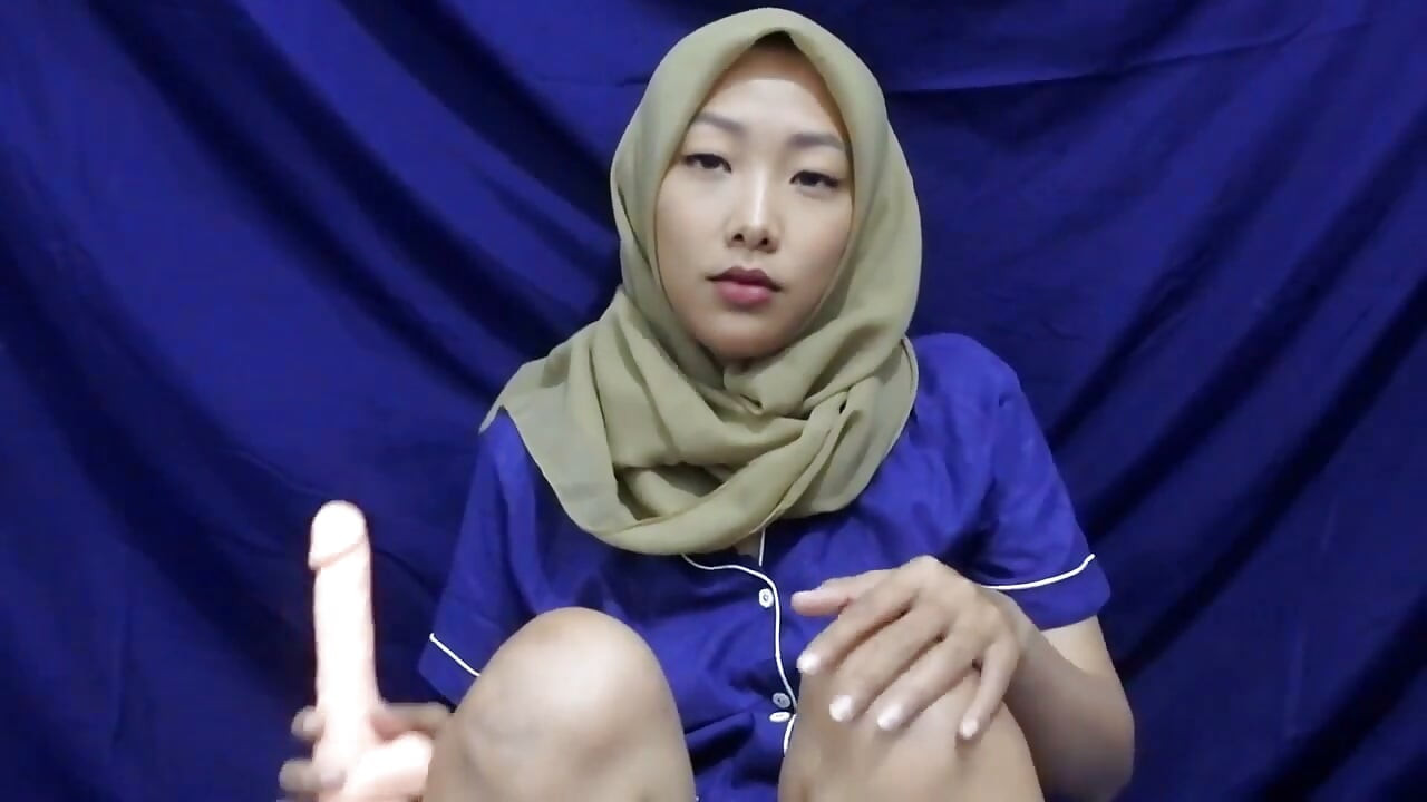 Hijab Amazing Mom Playing Dildo To Continue Fucking