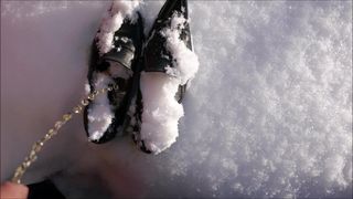妻が雪で満たされた靴のおしっこ