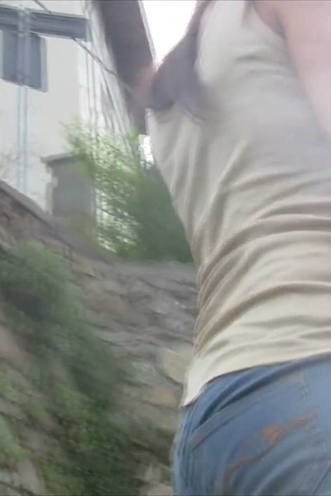 petra paark men khel rahi hai