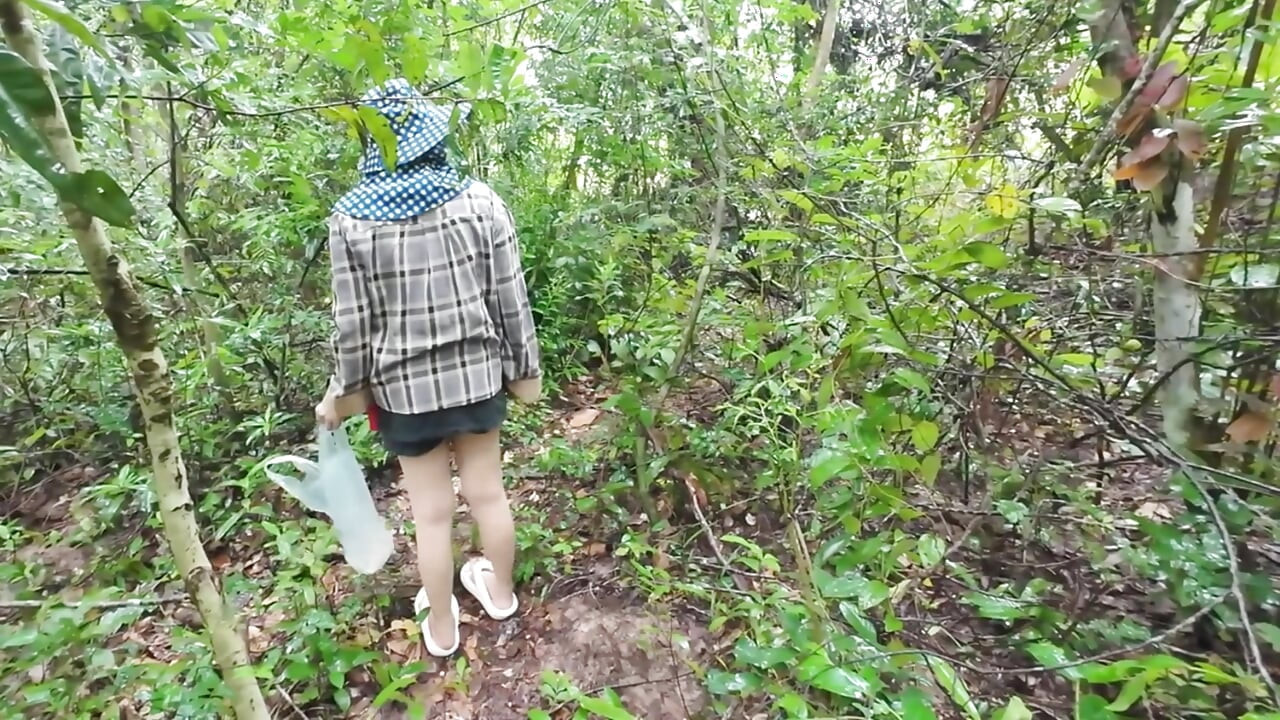 Thai girl walks and brags about picking mushrooms anyway, peeing in the forest Thai Voice