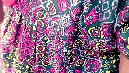 Yan ev hanımı sabah jangol'da sikişiyor. Anal sikişiyor.