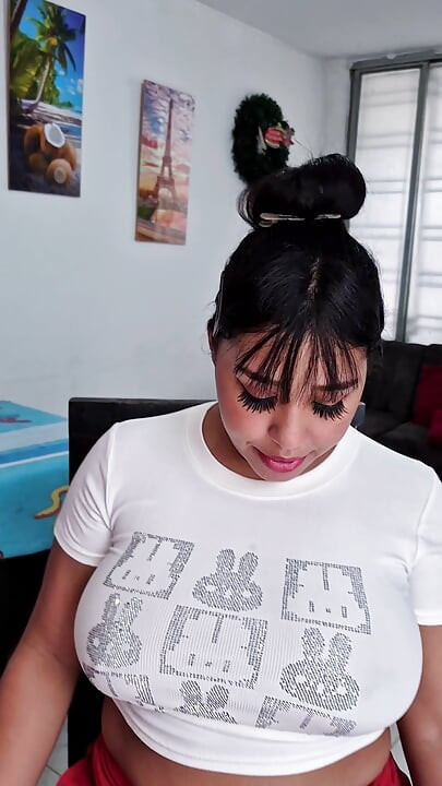 Venezuelan tidak tahu cara menyapu lantai jadi saya membuatkannya menghisap zakar dan memberikannya keras dalam pantat