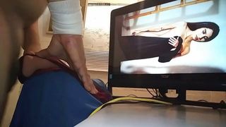 Je regarde la vidéo de mon ex et me réconforte avec sa culotte