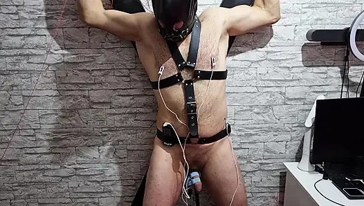 Раб жестко трахает себя, пока не кончит, часть 2-4