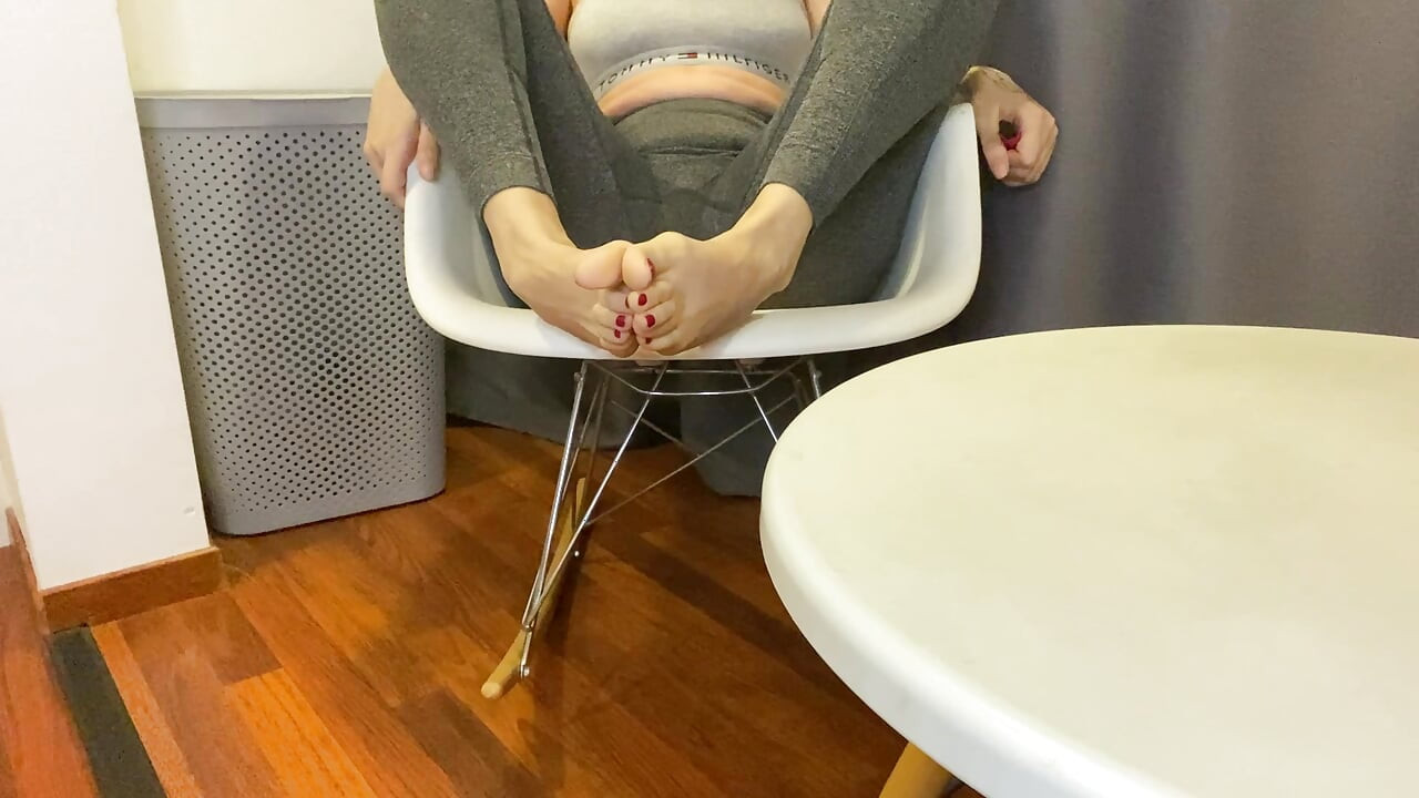 Komm, massiere meine nackten füße und Sohlen
