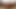 セクシーな女が巨大なペニスが剃った秘部を突き刺す中、快感に喘ぐ