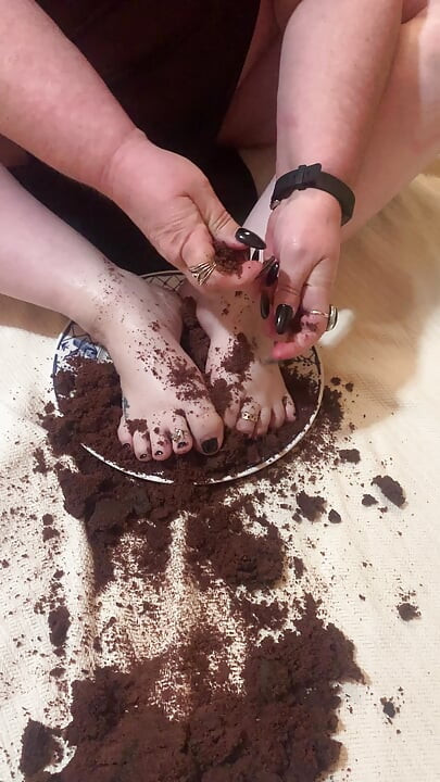 足、足、ケーキの中に足