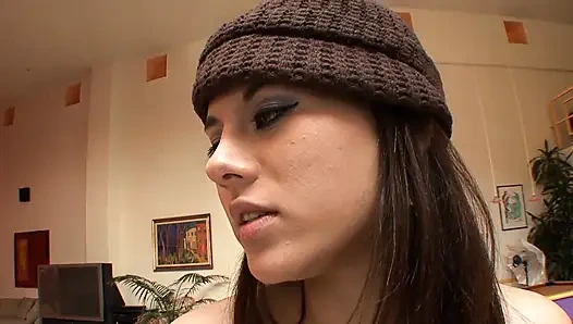 Сногсшибательная милфа-блондинка соблазняет свою падчерицу-лесбиянку