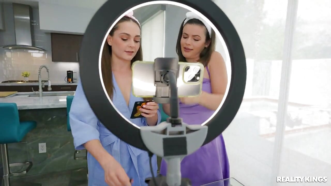 Macocha lizanie nastolatków -