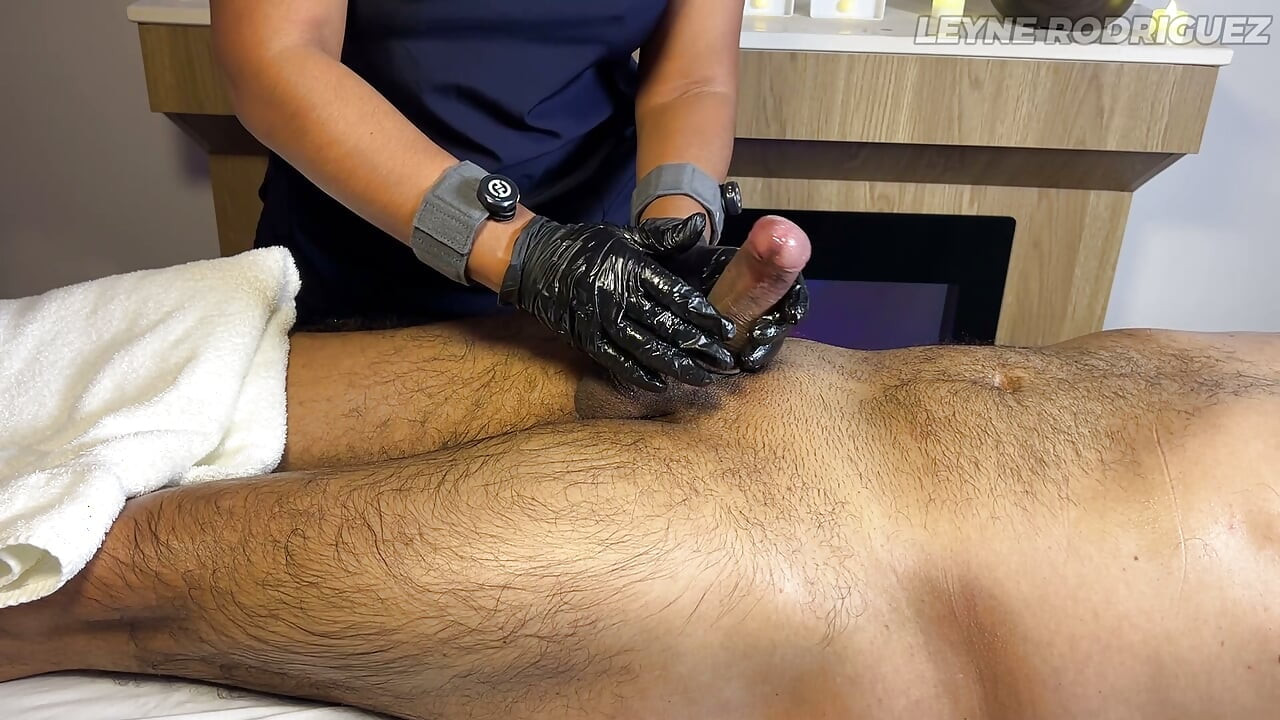 Massagem com final feliz para um fã sortudo