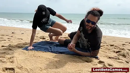 Dieses Strip Tic Tac Toe-Spiel kombiniert Kreativität mit Verführung