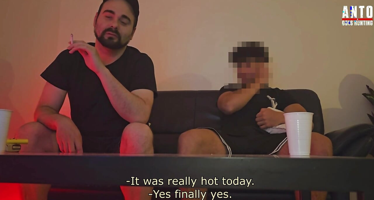 Pau grande, amigo turco hetero primeira vez chupando um pau depois de punheta mútua enquanto assiste pornô