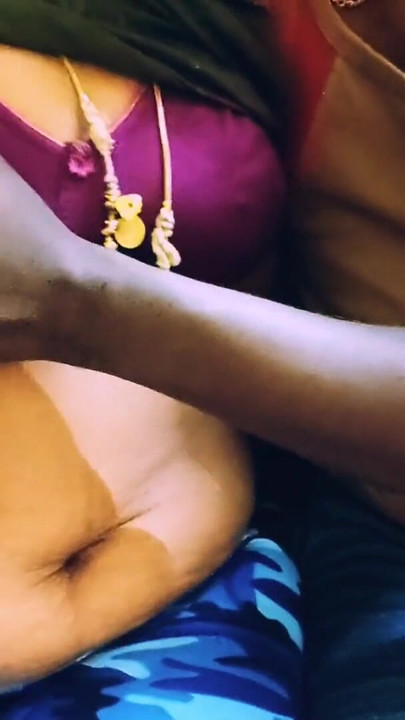 Trebuie să-share moment de la "Tamil Vorbe murdare canapea sex vacă fată poziție canapea indiană sex Chella Thevidiya"